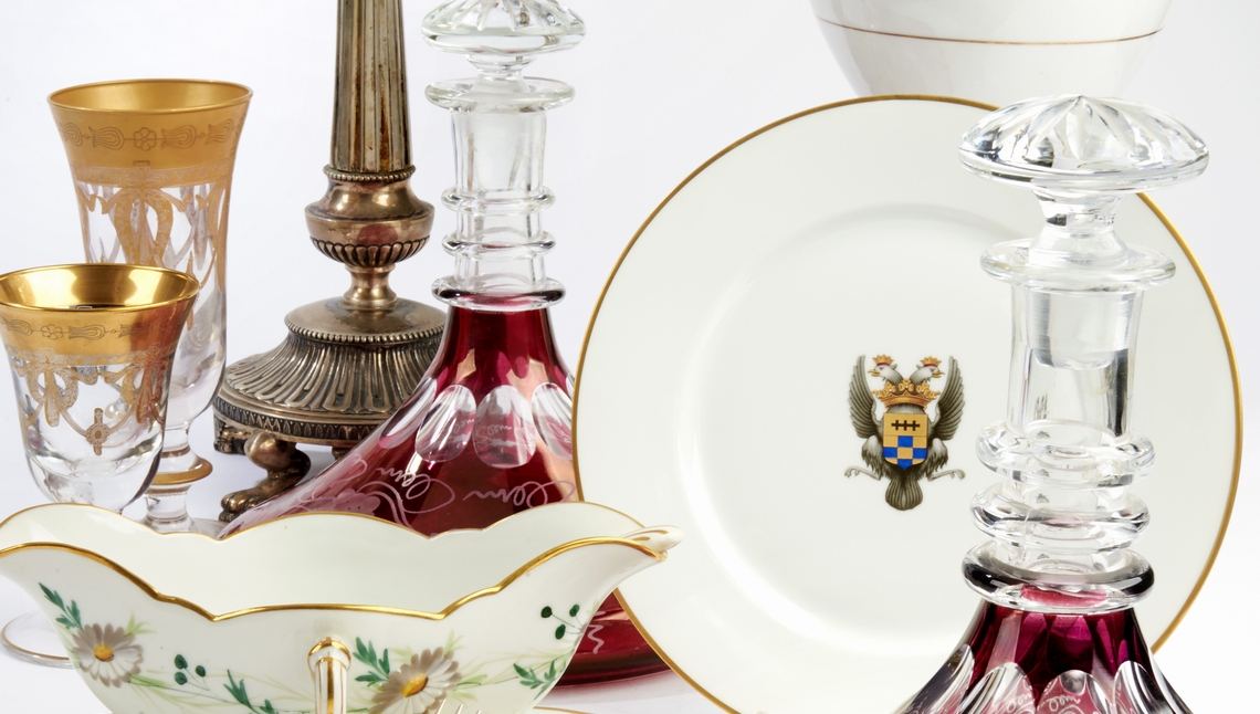 Eleganza a Tavola: Porcellane, Argenti e Complementi da Arredo